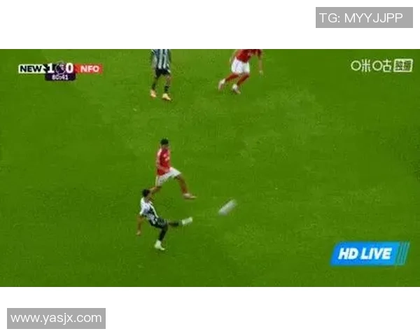 著名足球明星近期动态与最新照片分享，展现他们在赛场外的生活与风采